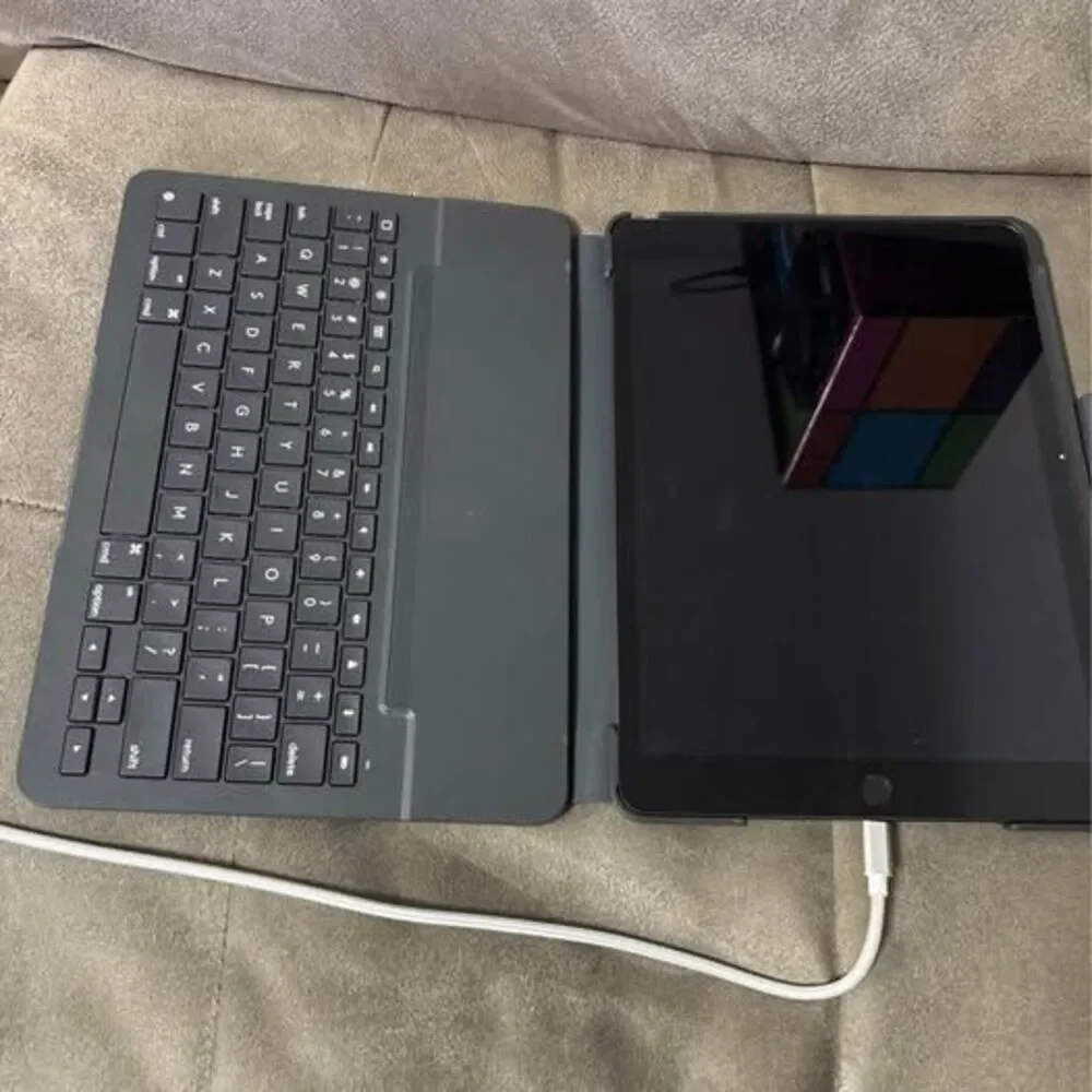 Apple iPad with Keyboard Case – Activation Locked – For Parts/Repair